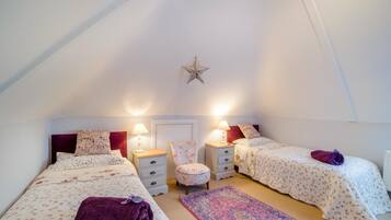 2 bedrooms, travel cot, free WiFi, bed sheets
