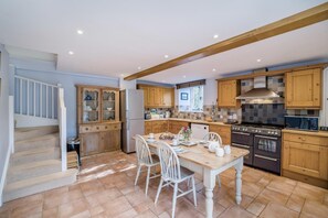 Microwave, oven, dishwasher, highchair - 2 Bed in Charminster (oc-wy408) (Charminster)