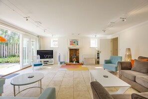 TV, fireplace - 4 Bed in Friston (oc-colu) (Friston)