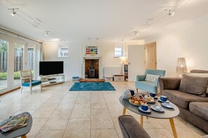 TV, fireplace - 4 Bed in Friston (oc-colu) (Friston)