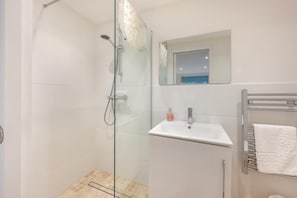 Towels - 4 Bed in Friston (oc-colu) (Friston)