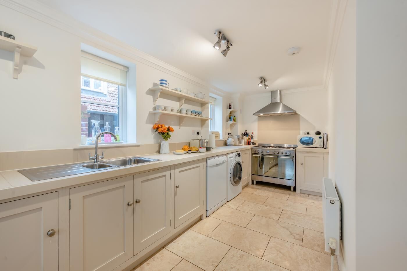 Micro-ondas, fogão, lava-louças, cadeirão de bebê