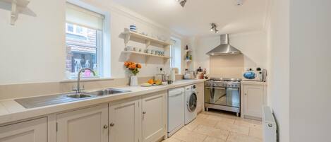 Micro-ondas, fogão, lava-louças, cadeirão de bebê