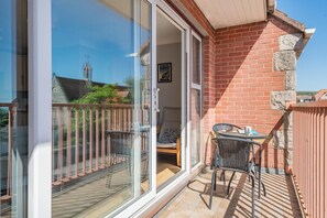 Outdoor dining - 2 Bed in Swanage (oc-wy539) (Swanage)