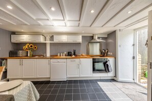 Microondas, horno, lavavajillas y utensilios de cocina 