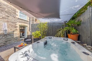 Tina de hidromasaje al aire libre