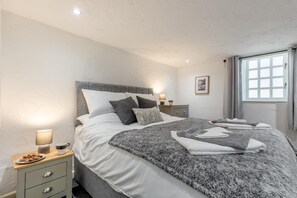 Tabla de planchar con plancha, wifi gratis y ropa de cama 