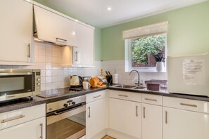 Een microgolfoven, een oven, een kinderstoel