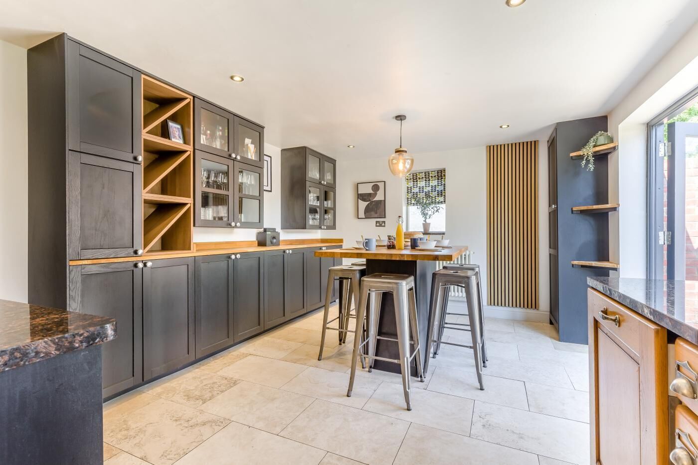 ميكروويف، فرن، غسالة أطباق، كرسي للأطفال