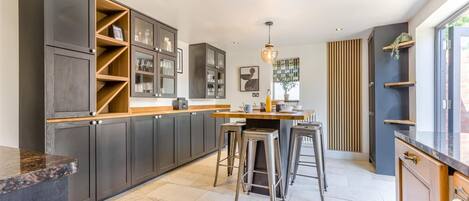 ميكروويف، فرن، غسالة أطباق، كرسي للأطفال