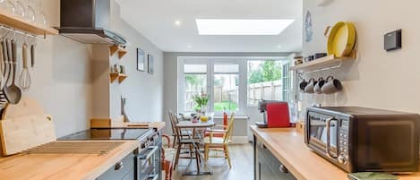 電子レンジ、オーブン、食器洗い機、ハイチェア