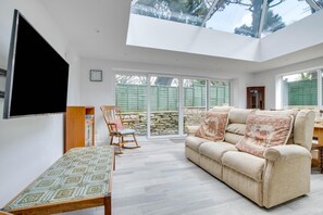 TV - 4 Bed in Harmans Cross (oc-wy278) (Woolgarston)