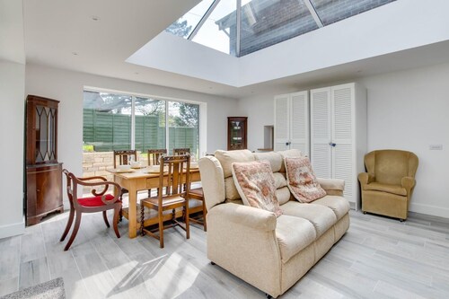 4 Bed in Harmans Cross (oc-wy278)