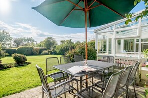 Outdoor dining - 4 Bed in Aldeburgh (oc-al123) (Aldeburgh)