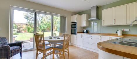 Microondas, horno, lavavajillas, silla alta para bebés