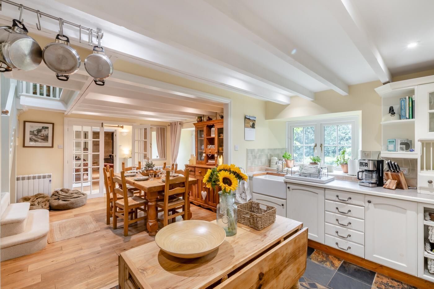 Mikrobølgeovn, ovn, oppvaskmaskin og høy barnestol