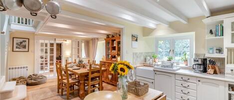 Mikrobølgeovn, ovn, oppvaskmaskin og høy barnestol