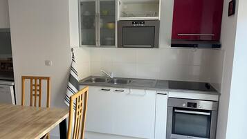 Een koelkast, een microgolfoven, een oven, een kookplaat