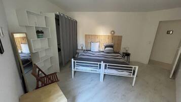 2 makuuhuonetta, työpöytä, silitysrauta/-lauta, vauvan matkasänky