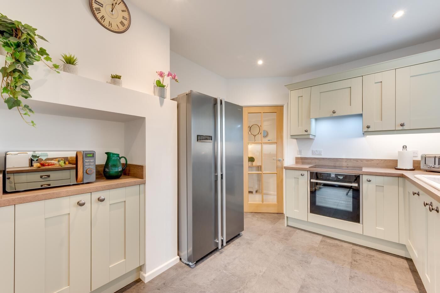 微波爐、焗爐、洗碗機、高腳椅