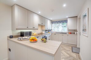 Microwave, oven, dishwasher, high chair - 1 Bed in Conwy (oc-r33031) (Conwy)