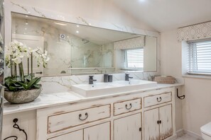 Towels - 1 Bed in Conwy (oc-r33031) (Conwy)