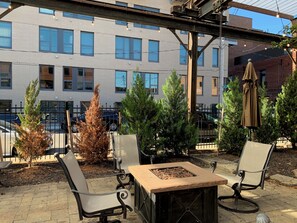 Outdoor dining - Luxury Studio in KC Crossroads with parking, covered patio (Kansas City)