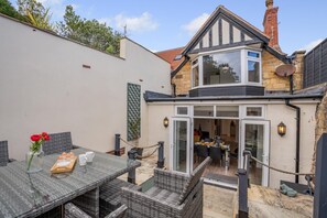 Outdoor dining - 3 Bed in Sandsend (oc-a33016) (Sandsend)