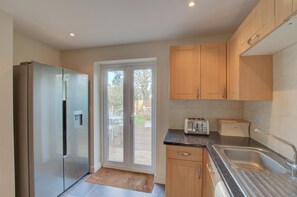 Microwave, oven, high chair, cookware/dishes/utensils - 2 Bed in Swanage (oc-wy421) (Swanage)