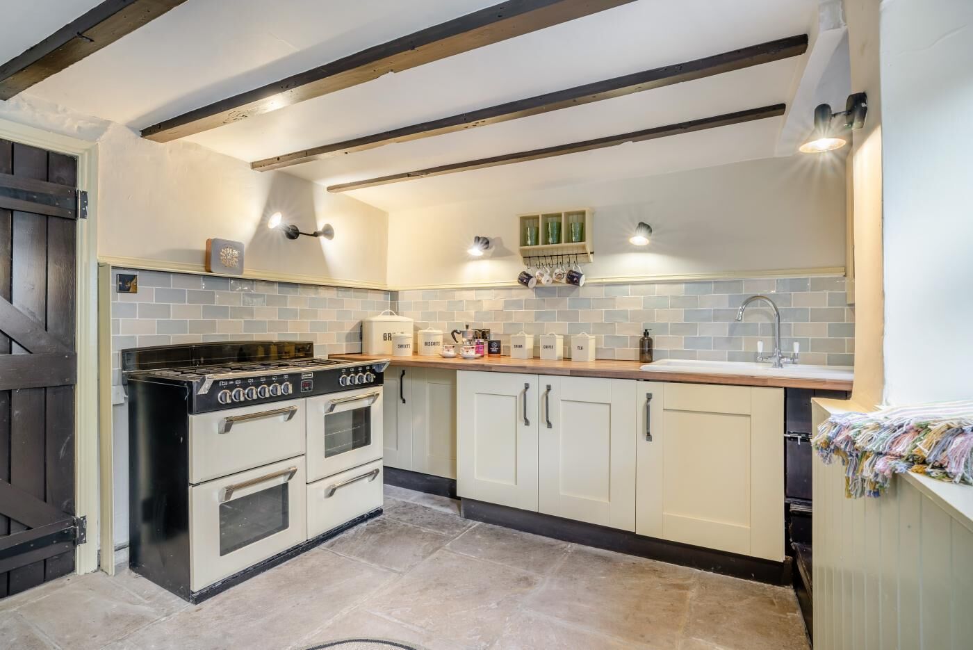 Four, lave-vaisselle, batterie de cuisine, vaisselle et ustensiles