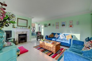 TV, fireplace - 4 Bed in Morcombelake (oc-wy403) (Morcombelake)