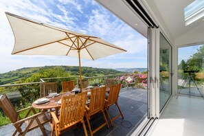 Outdoor dining - 4 Bed in Morcombelake (oc-wy403) (Morcombelake)