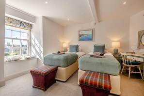 3 habitaciones, tabla de planchar con plancha y cuna de viaje 