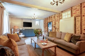 TV, fireplace - 5 Bed in Halesworth (oc-cfl) (Halesworth)