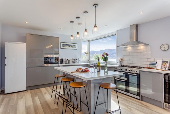 Four à micro-ondes, un four, lave-vaisselle, chaise haute