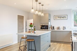 Four à micro-ondes, un four, lave-vaisselle, chaise haute