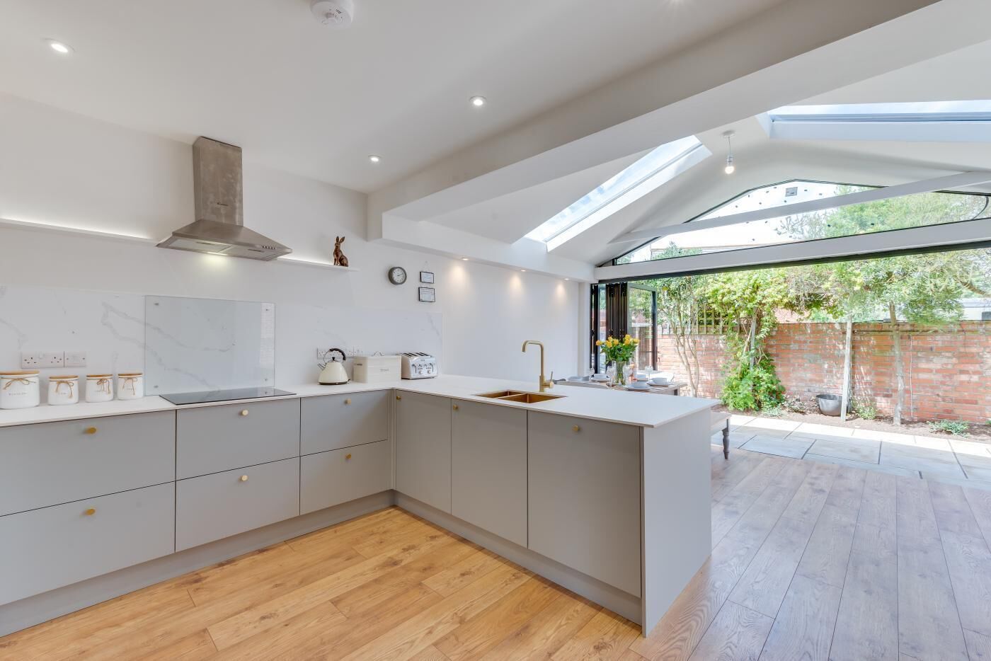 Mikrobølgeovn, ovn, oppvaskmaskin og høy barnestol