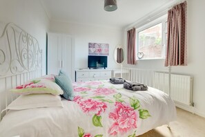 3 habitaciones, tabla de planchar con plancha y cuna de viaje 