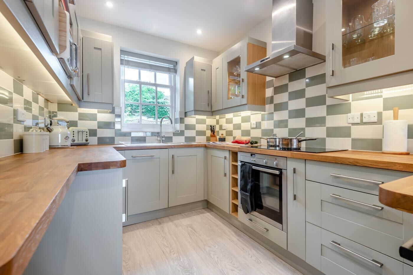 微波爐、焗爐、洗碗機、高腳椅