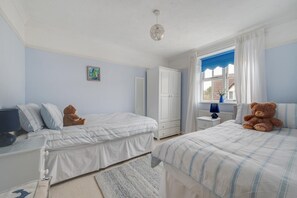 3 chambres, fer et planche à repasser, lit de bébé portatif