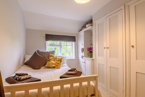 2 bedrooms, iron/ironing board, free WiFi, bed sheets - 2 Bed in Saxmundham (oc-rvr) (Snape)