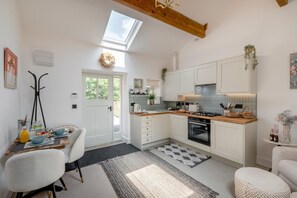 Microondas, horno, periquera y utensilios de cocina 