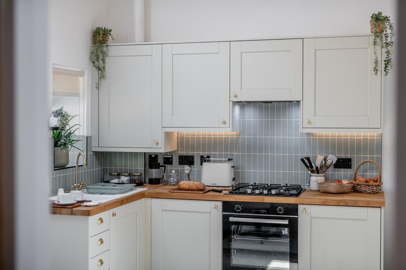 Een microgolfoven, een oven, een kinderstoel