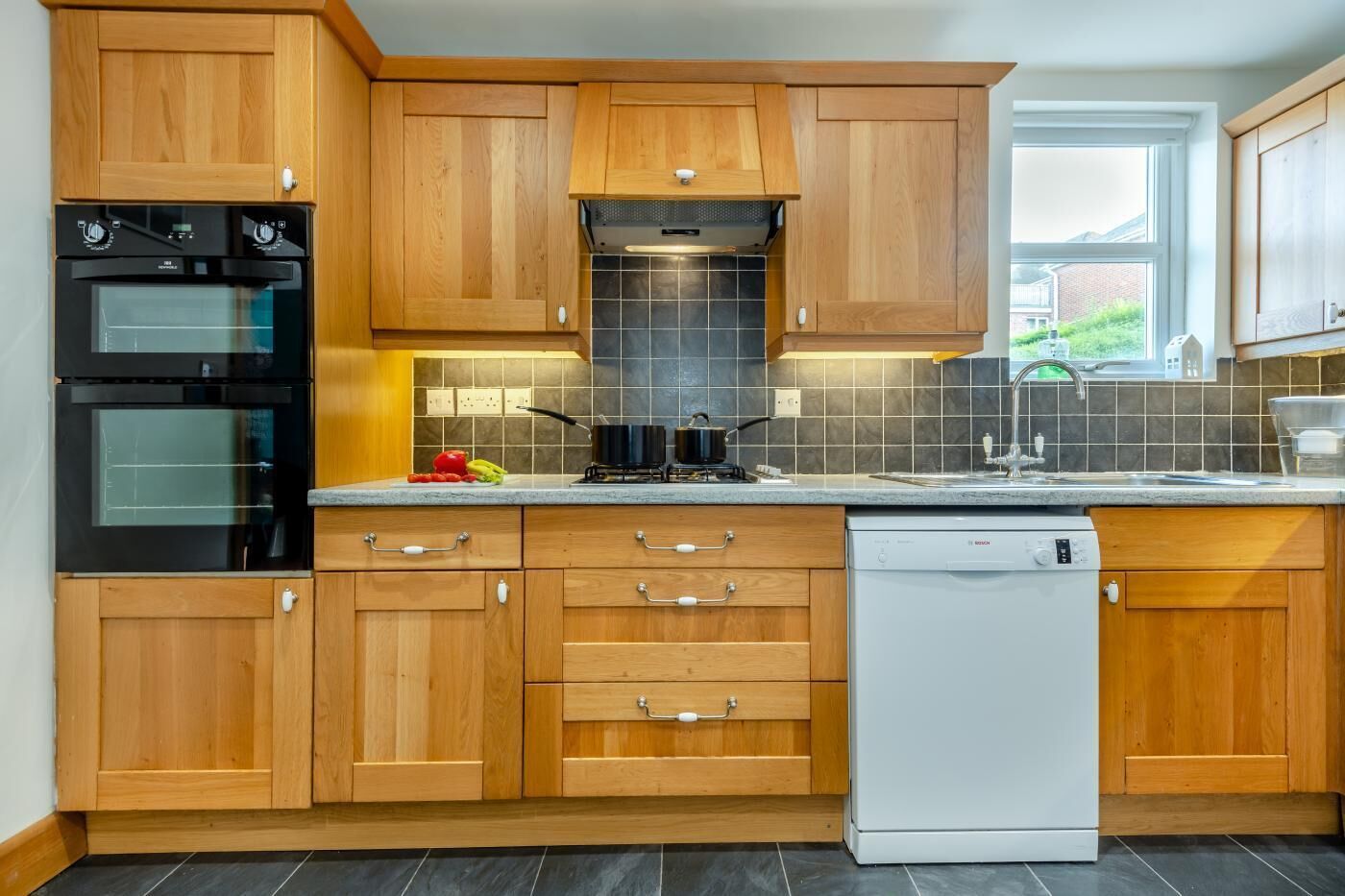 Mikrobølgeovn, ovn, oppvaskmaskin og kjøkkenutstyr