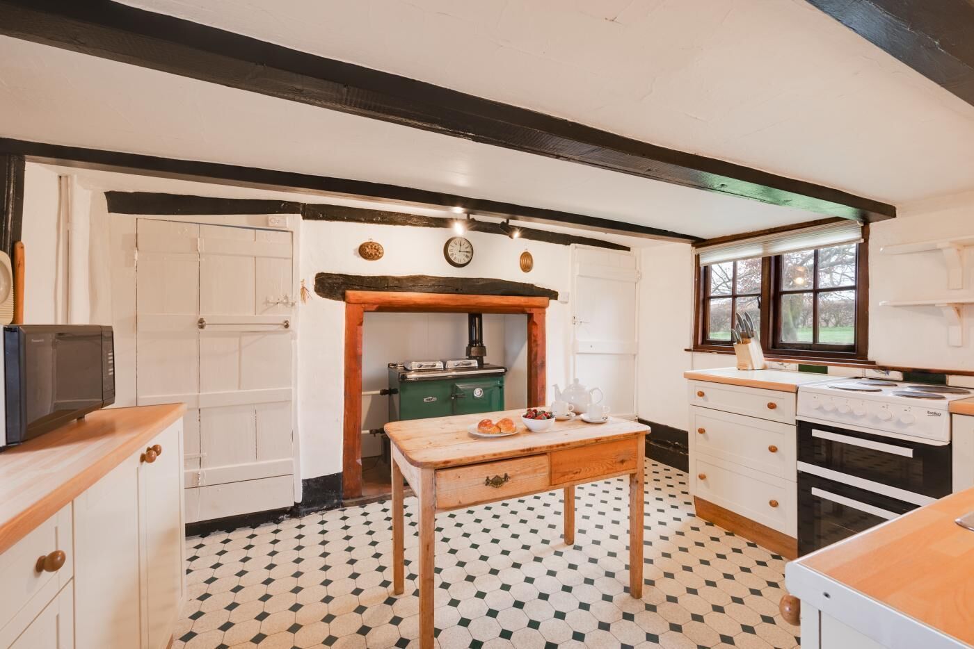 Microwave, oven, dishwasher, cookware/dishes/utensils