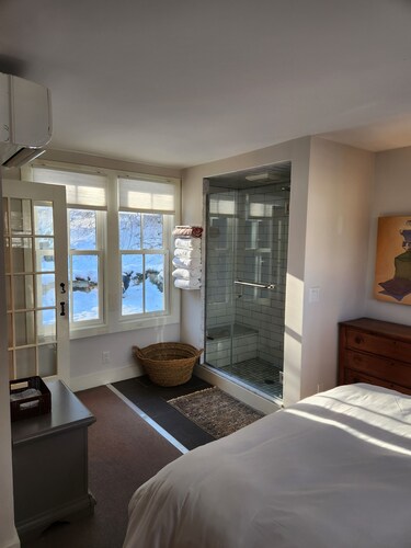 2-bedroom cottage close to skiing with gas fireplace