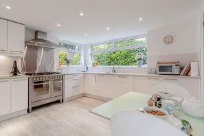Microwave, oven, dishwasher, high chair - 3 Bed in Southwold (oc-arv) (Southwold)