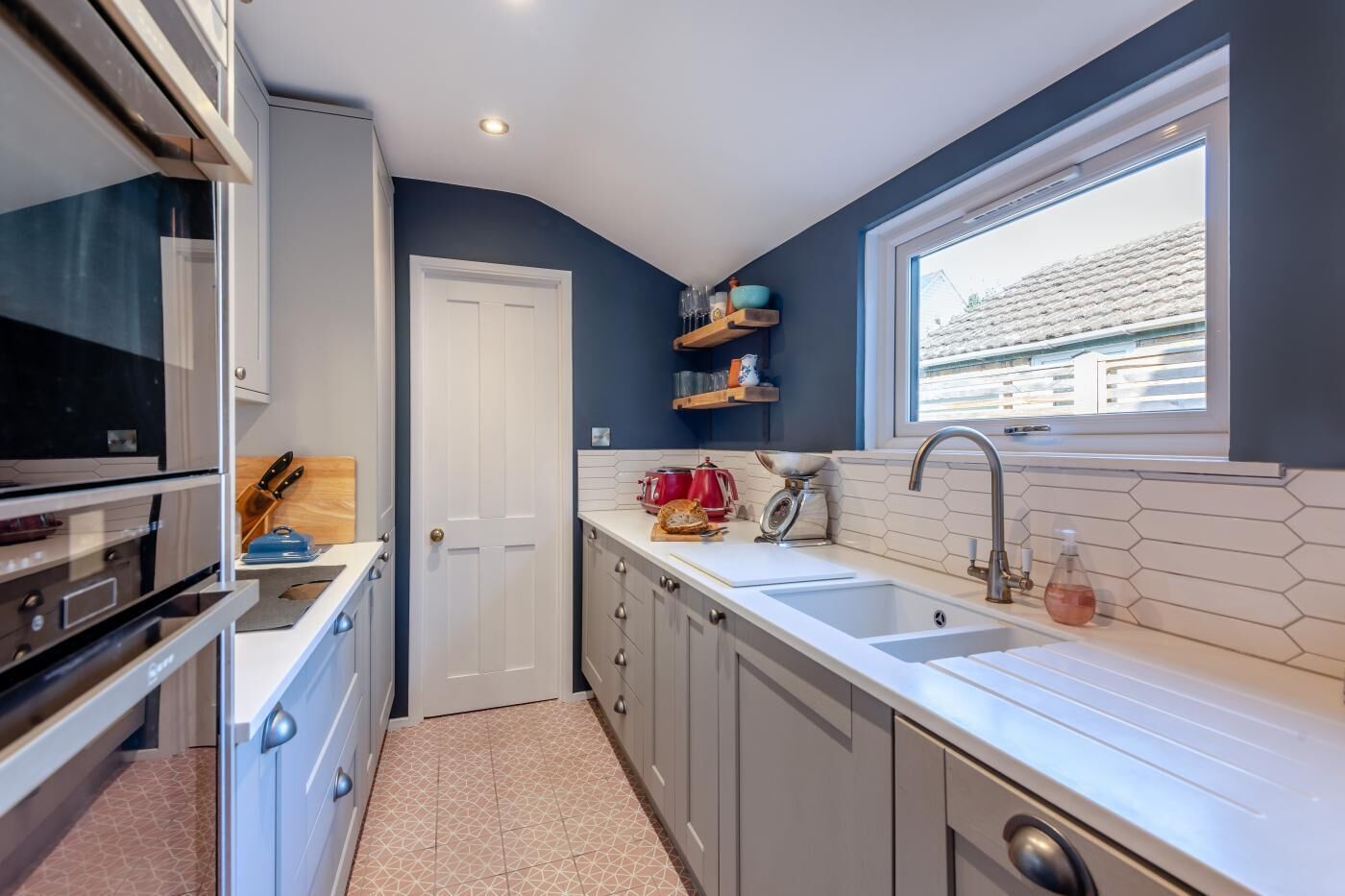 Microondas, horno, silla alta para bebés, utensilios de cocina