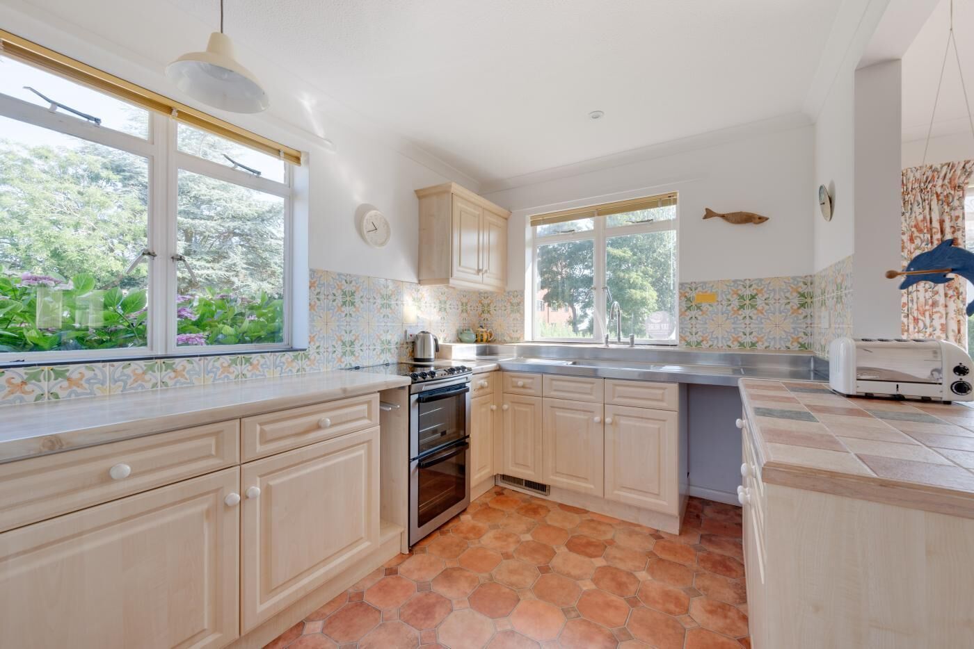 電子レンジ、オーブン、食器洗い機、調理器具と食器