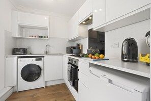 Microwave, oven, high chair, cookware/dishes/utensils - 2 Bed in Swanage (oc-wy547) (Swanage)
